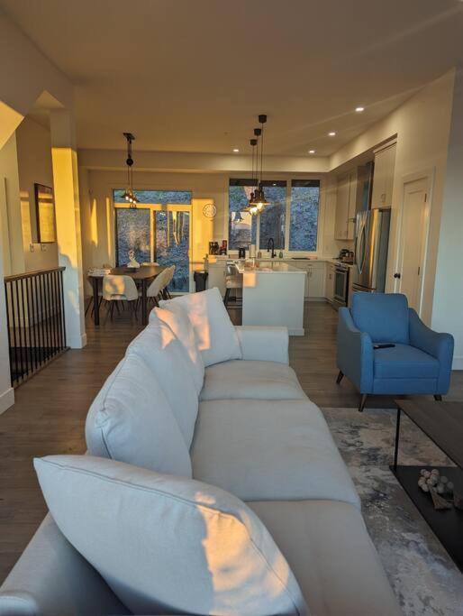 Mountain Retreat With Views, Hot Tub, Games & Ac Βίλα Chilliwack Εξωτερικό φωτογραφία