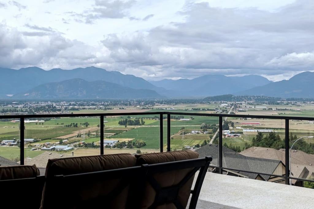 Mountain Retreat With Views, Hot Tub, Games & Ac Βίλα Chilliwack Εξωτερικό φωτογραφία