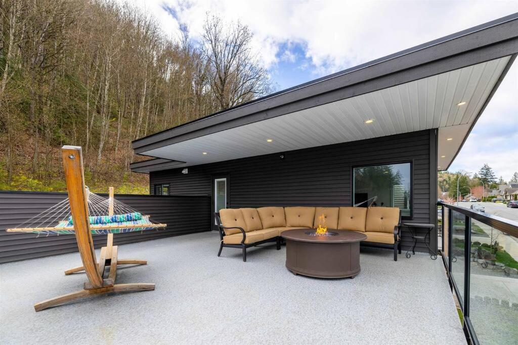 Mountain Retreat With Views, Hot Tub, Games & Ac Βίλα Chilliwack Εξωτερικό φωτογραφία